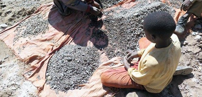 Niños de tan sólo siete años trabajan en unas inhumanas condiciones para conseguir minerales. El lado oscuro del móvil / Foto: AI y Afrewatch