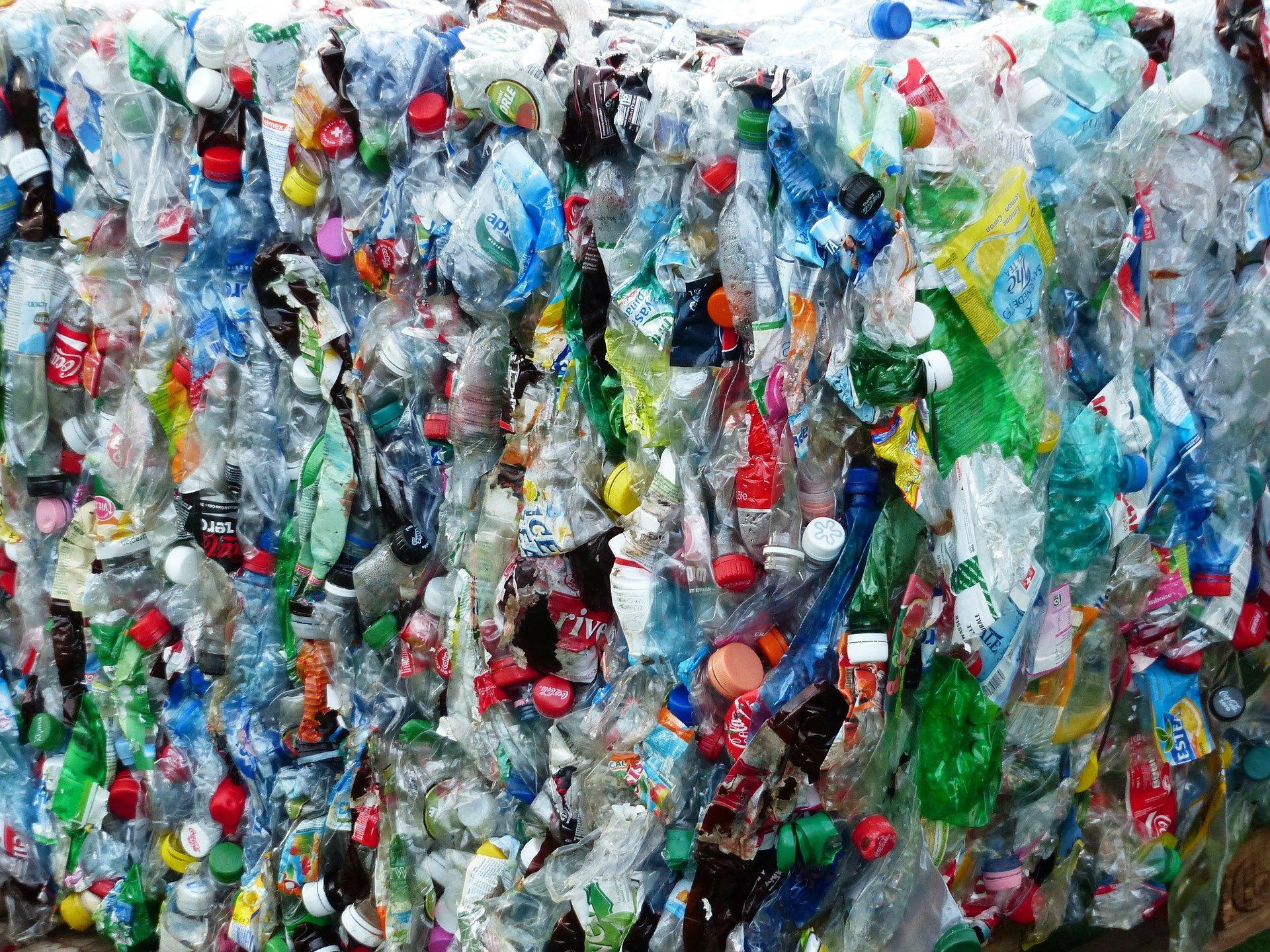 Centenares de envases plásticos comprimidos para su posterior reciclaje / Foto:  Hans Braxmeier - Pixabay