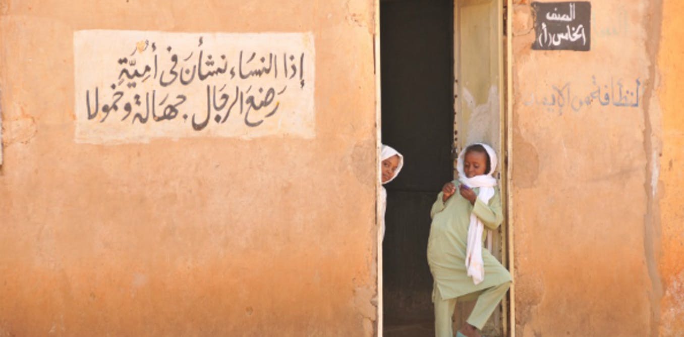 Escolares esperando turno para una revisión médica en Sudán. Mutilación Genital Femenina / Foto: WHO