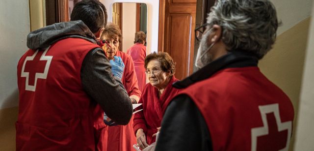 Dos miembros de la Cruz Roja entregan kits de eficiencia energética a mujeres de avanzada edad en Valencia / Foto: Cruz Rojazada edad / 