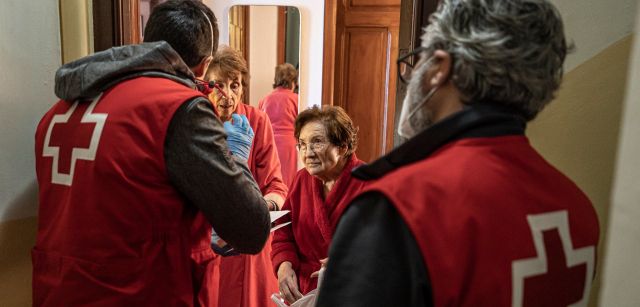 Dos miembros de la Cruz Roja entregan kits de eficiencia energética a mujeres de avanzada edad en Valencia / Foto: Cruz Rojazada edad / Dos miembros de la Cruz Roja entregan kits de eficiencia energética a mujeres de avanzada edad en Valencia / Foto: Cruz Rojazada edad /
