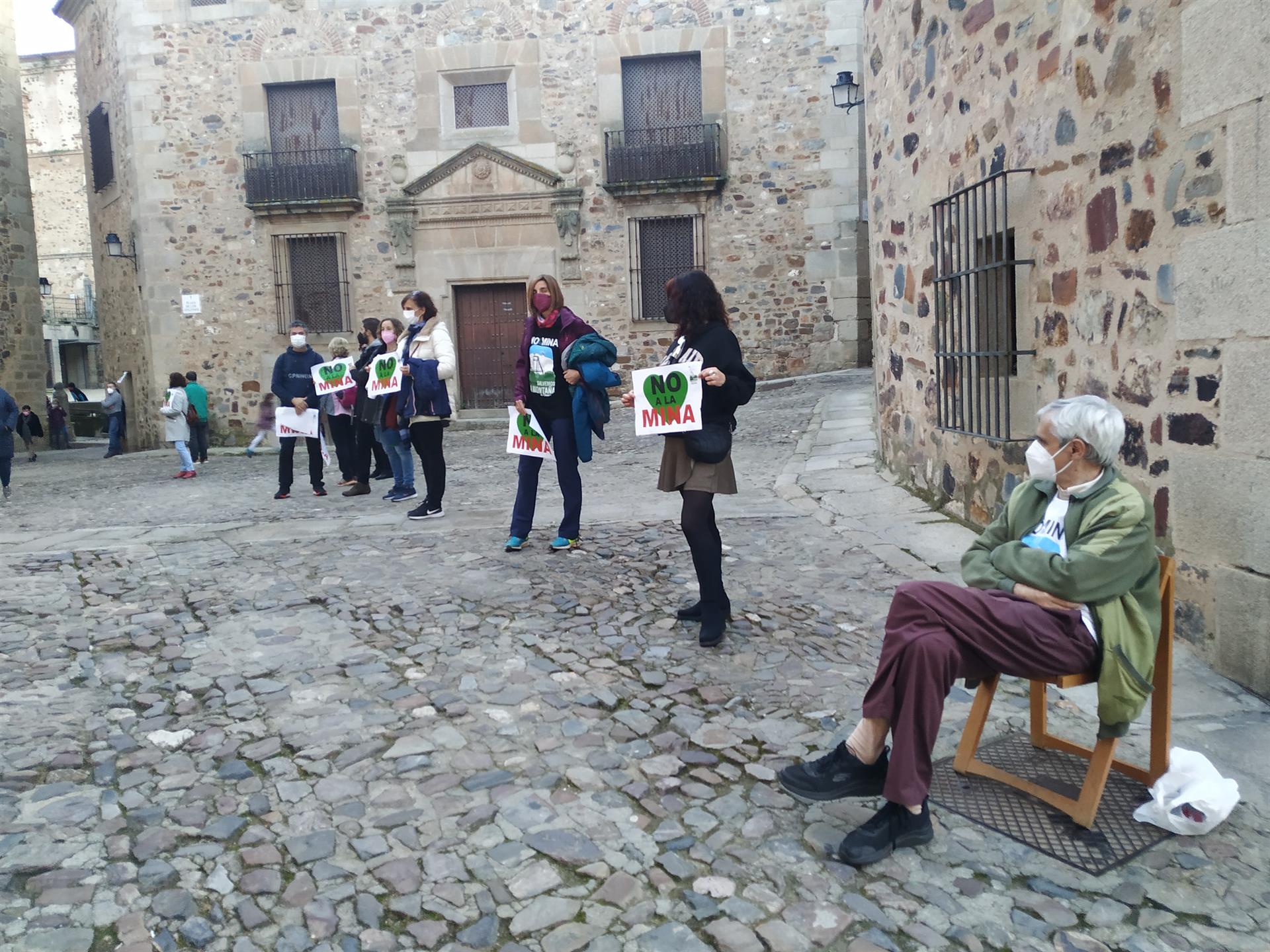 Cadena humana en rechazo a la mina / Foto: EP