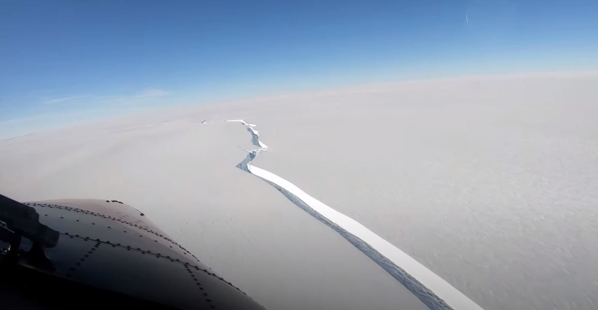 Grieta quilométrica que ha provocado que el iceberg gigante A74 se desprende de la Antártida / Foto: BAS