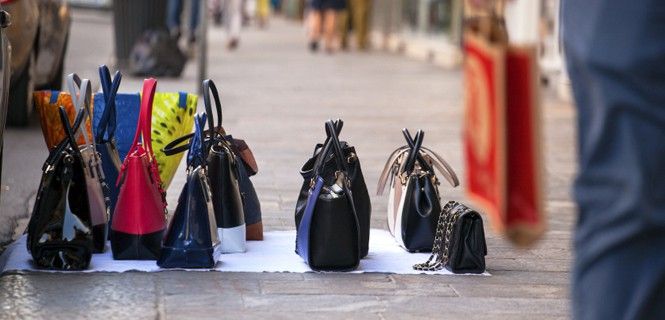 La mayoría de los artículos falsos proviene de países asiáticos / Foto: Bepsimage