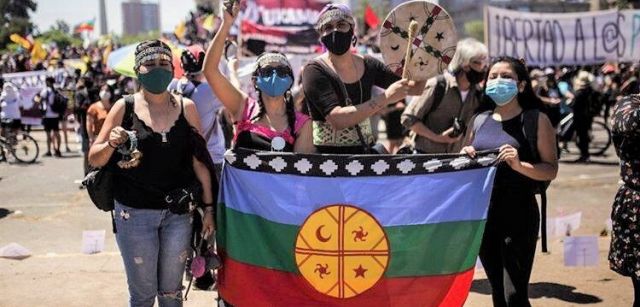 Jessica Cayupi Llancaleo junto con integrantes de la Red de Mujeres Mapuche durante las manifestaciones post 18 de octubre de 2019 / Foto: SINL