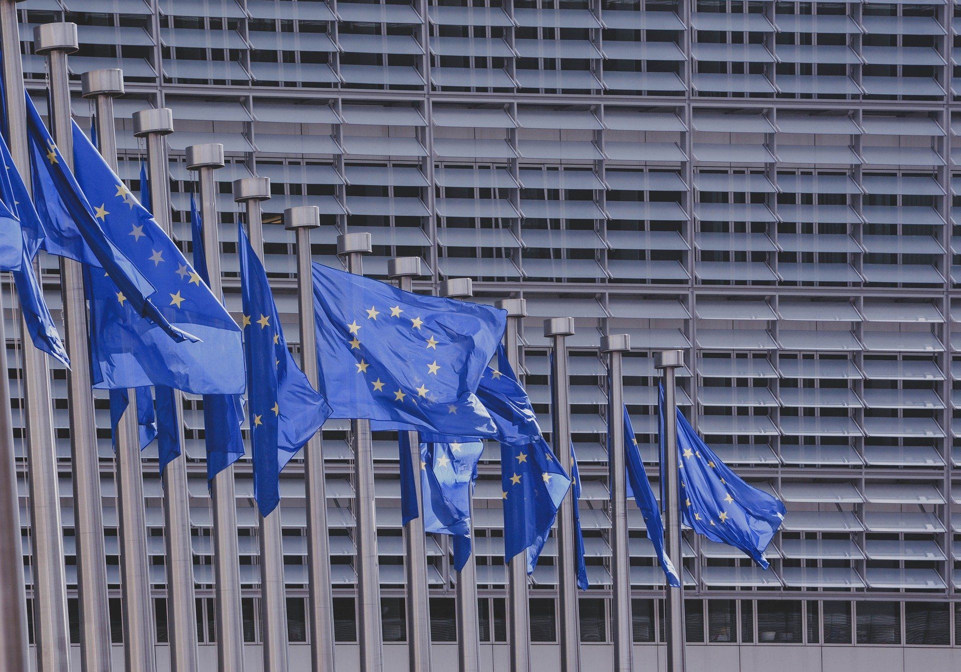 Banderas de la Unión Europea en las instalaciones del Parlamento Europeo en Bruselas / Foto: Pexels