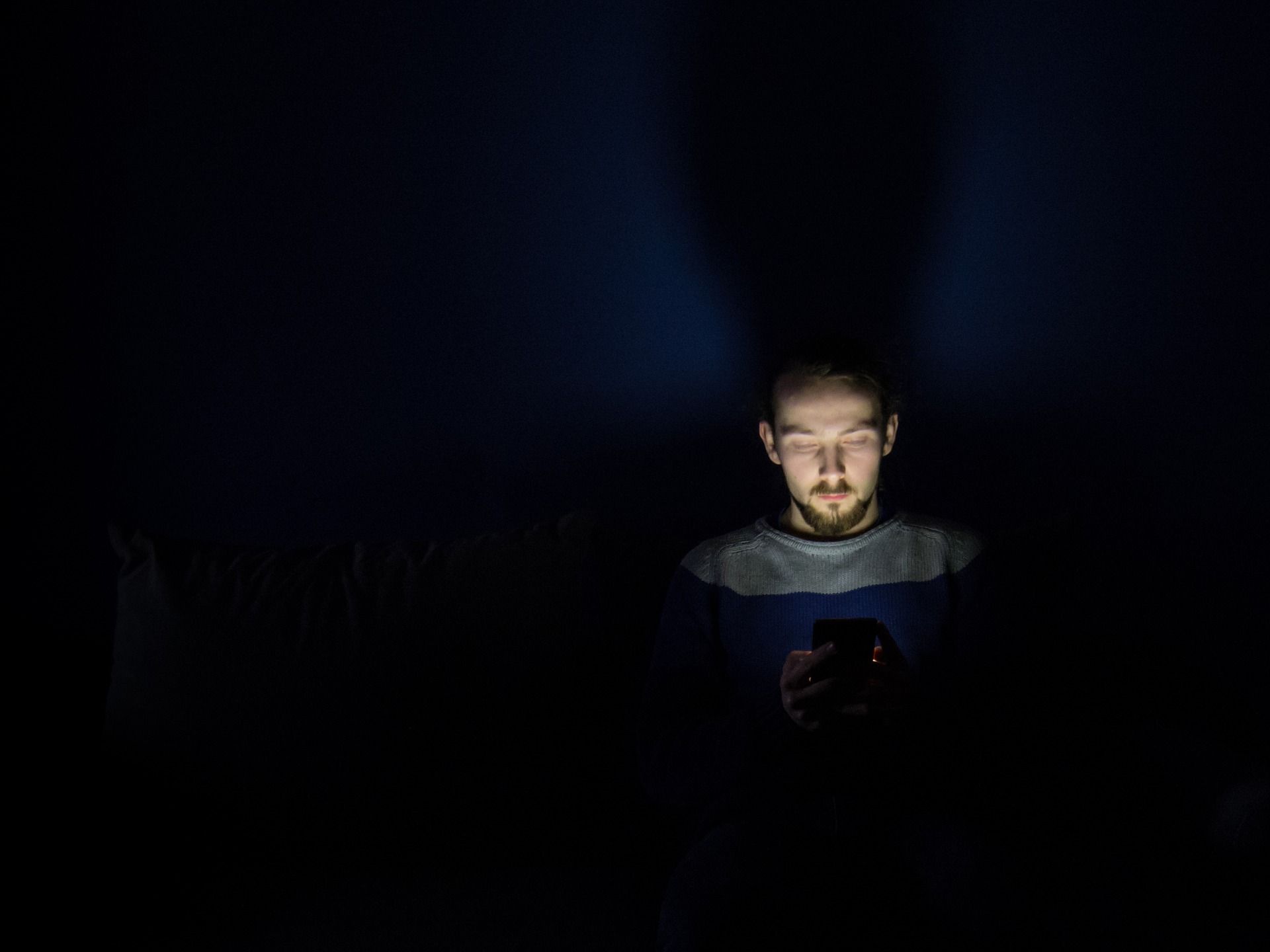 Un usuario hace uso de del 'smartphone'. Cenar tarde, la vida nocturna y el uso el móvil antes de dormir engorda / Foto: Krzysztof Kamil - Pixabay