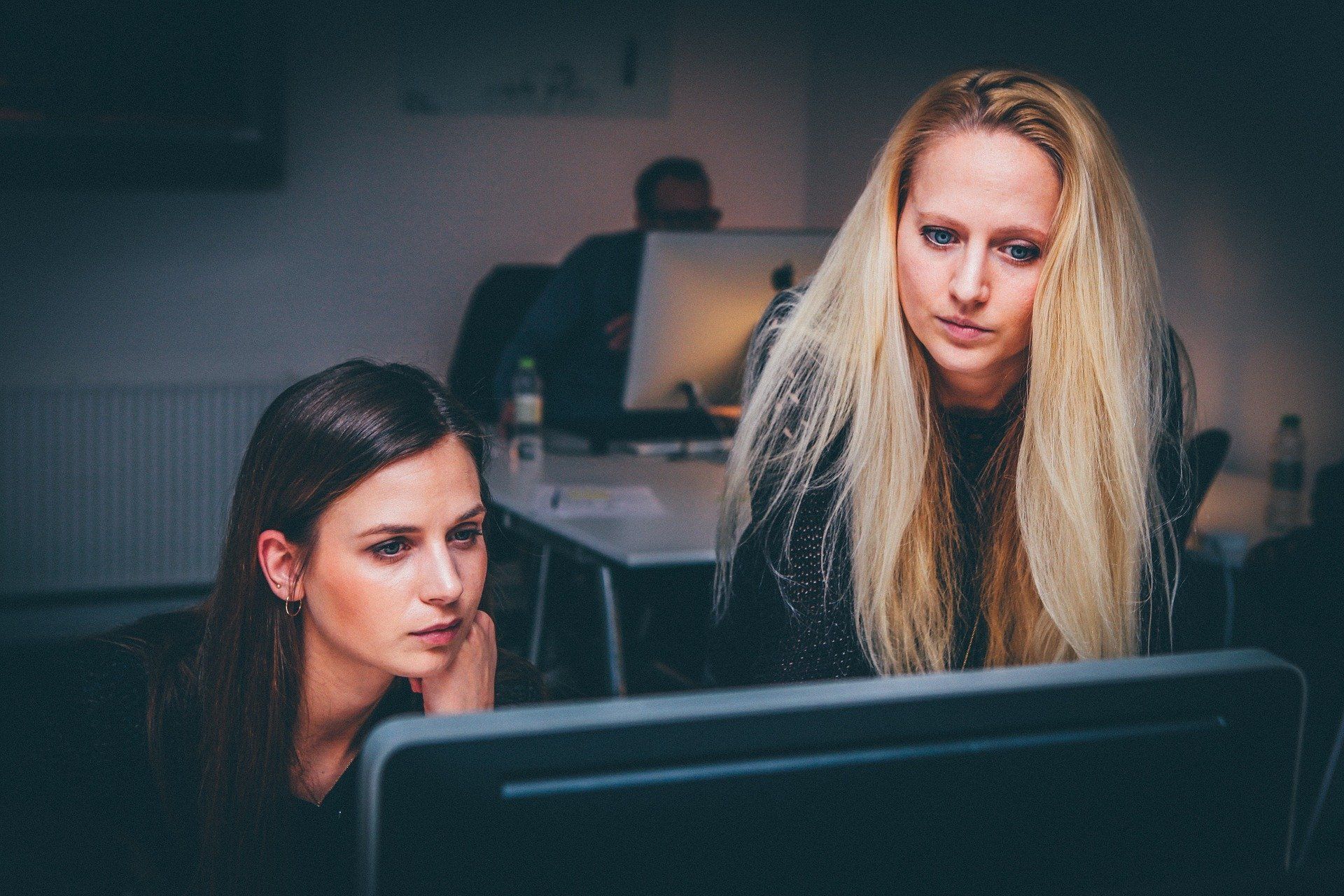 Dos mujeres frente a una pantalla de ordenador. Brecha salarial de género / Foto: Pixabay