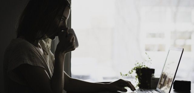 Una mujer frente a un ordenador portátil / Foto: Pixabay