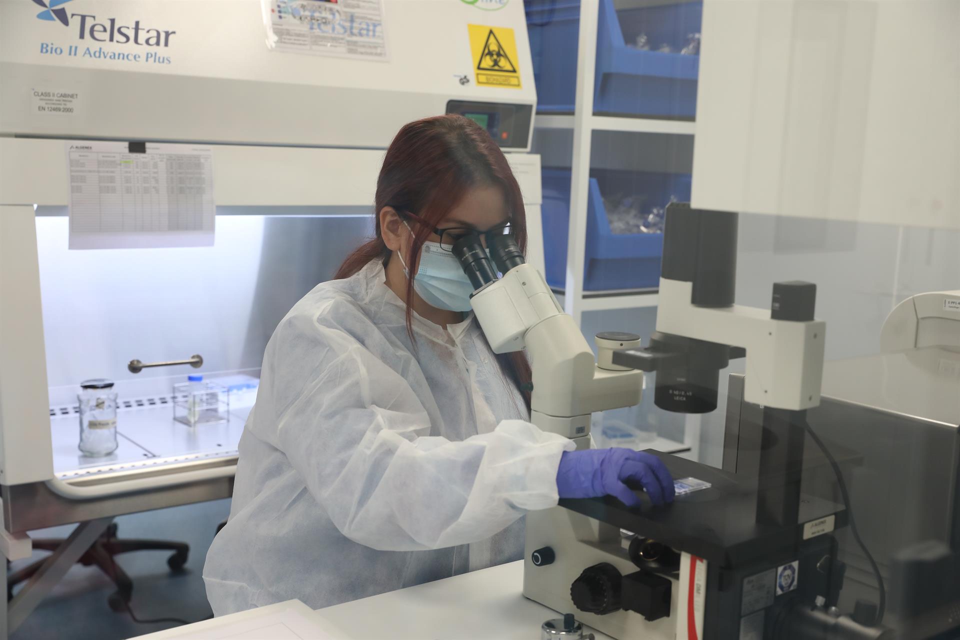 Una de las investigadoras de Tres Cantos (Madrid), trabaja en las instalaciones de una factoría dedicada a la producción de vacunas / Foto: EP