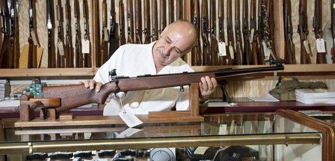 Un comerciante muestra un fusil de los que ofrece su establecimiento / Foto: IPGGutenbergUKLtd