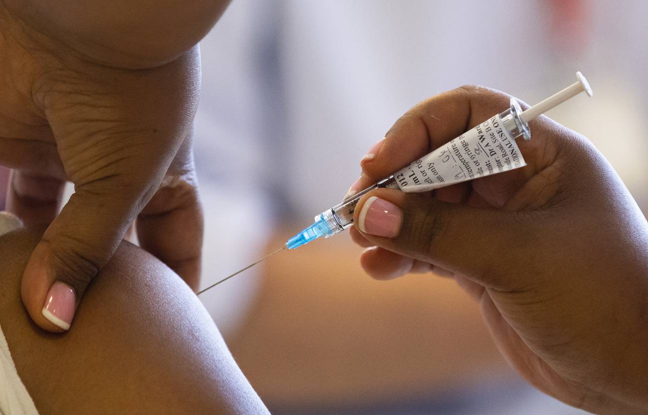 Una enfermera sudafricana administra la vacuna de Johnson and Johnson / Foto: SINC