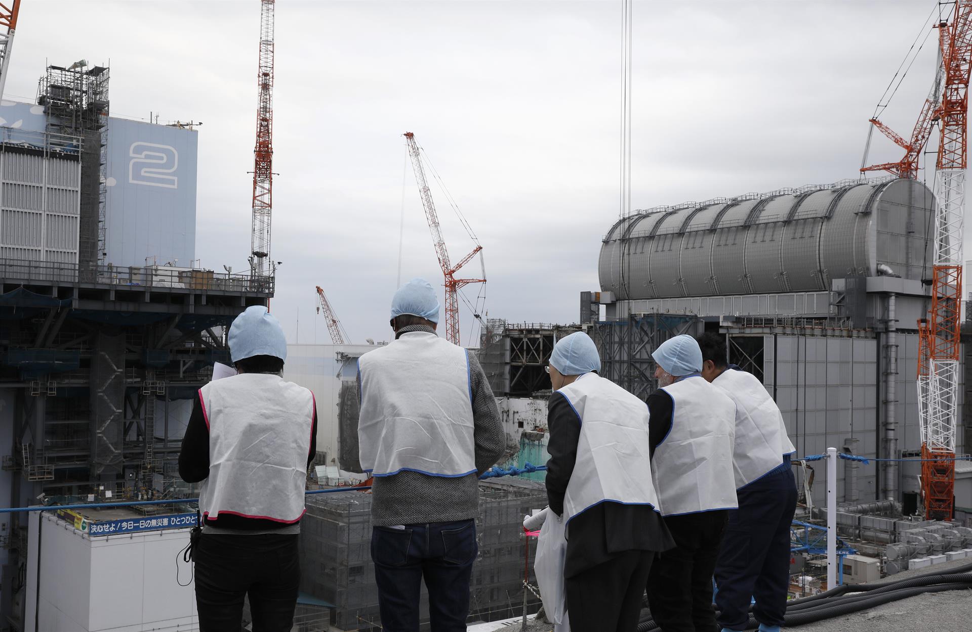 Varios periodistas inspeccionan una central nuclear en Japón, tras el accidente de Fukushima Foto: Kimimasa Mayama - POOL- EP- Archivo