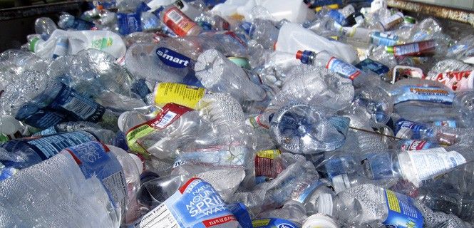 Cada año se generan 100 millones de toneladas de plásticos / Foto: Streetwise Cycle - Wikipedia