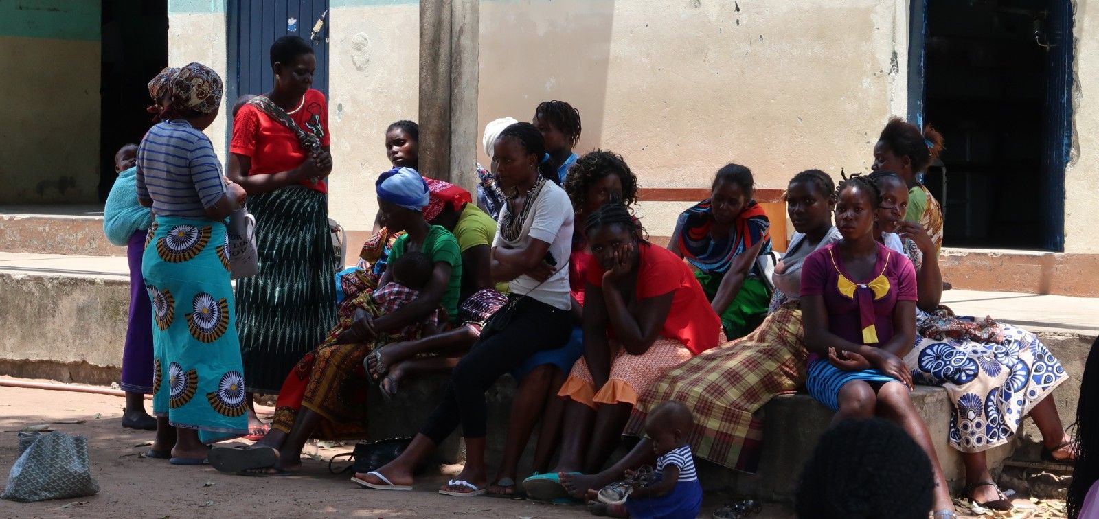 Un grupo de mujeres congoleñas.  Las vacunas Covid-19 tardarán dos o tres años en llegar a los paises en desarrollo / Foto: ISGlobal
