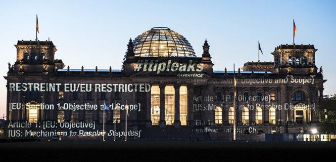 Proyección de los textos en la fachada del Parlamento alemán en Berlín / Foto: Greenpeace