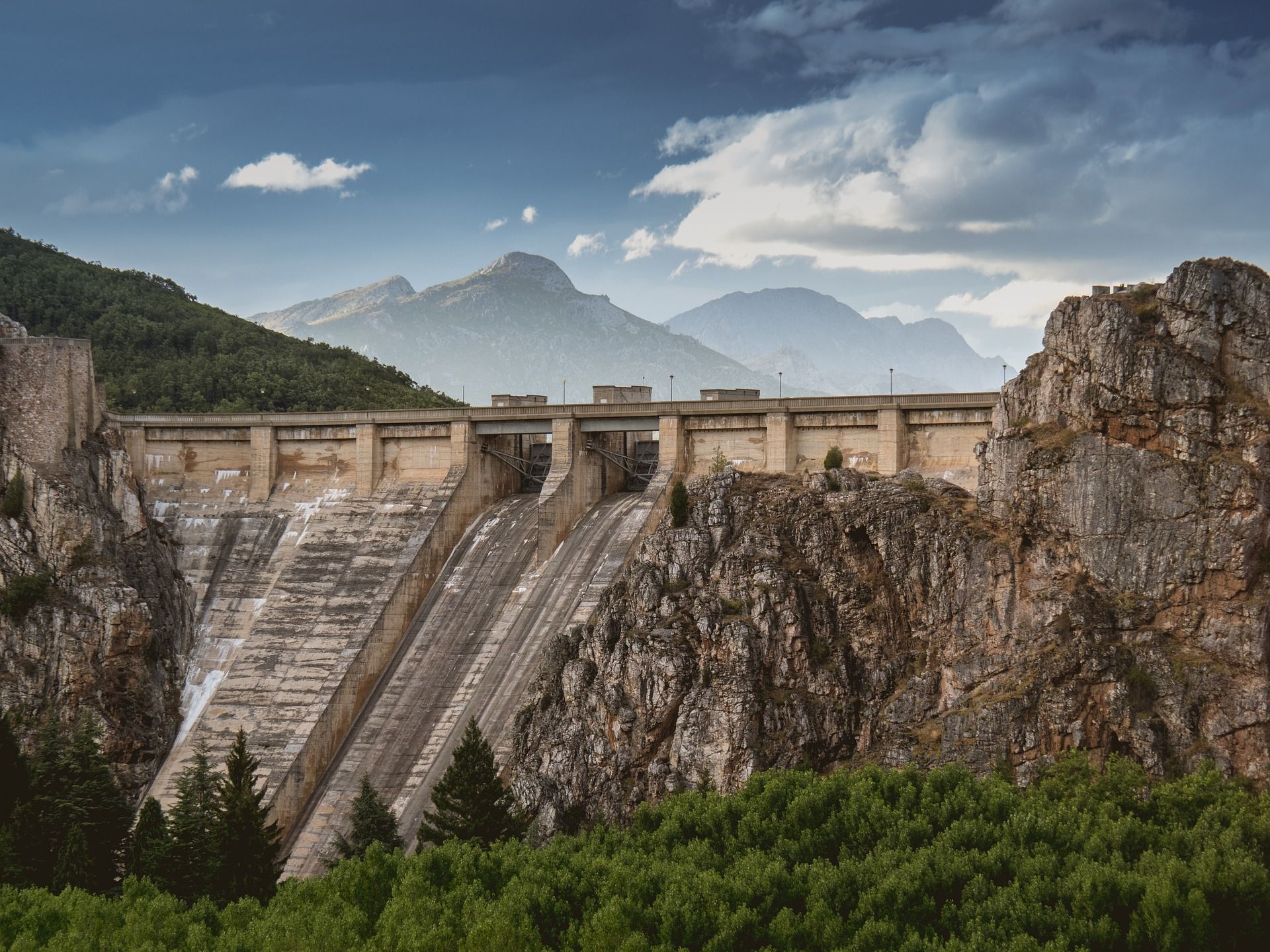 Los embalses y presas es una infraestructura que apresa el cuso natural del agua de los ríos / Foto: Pixabay