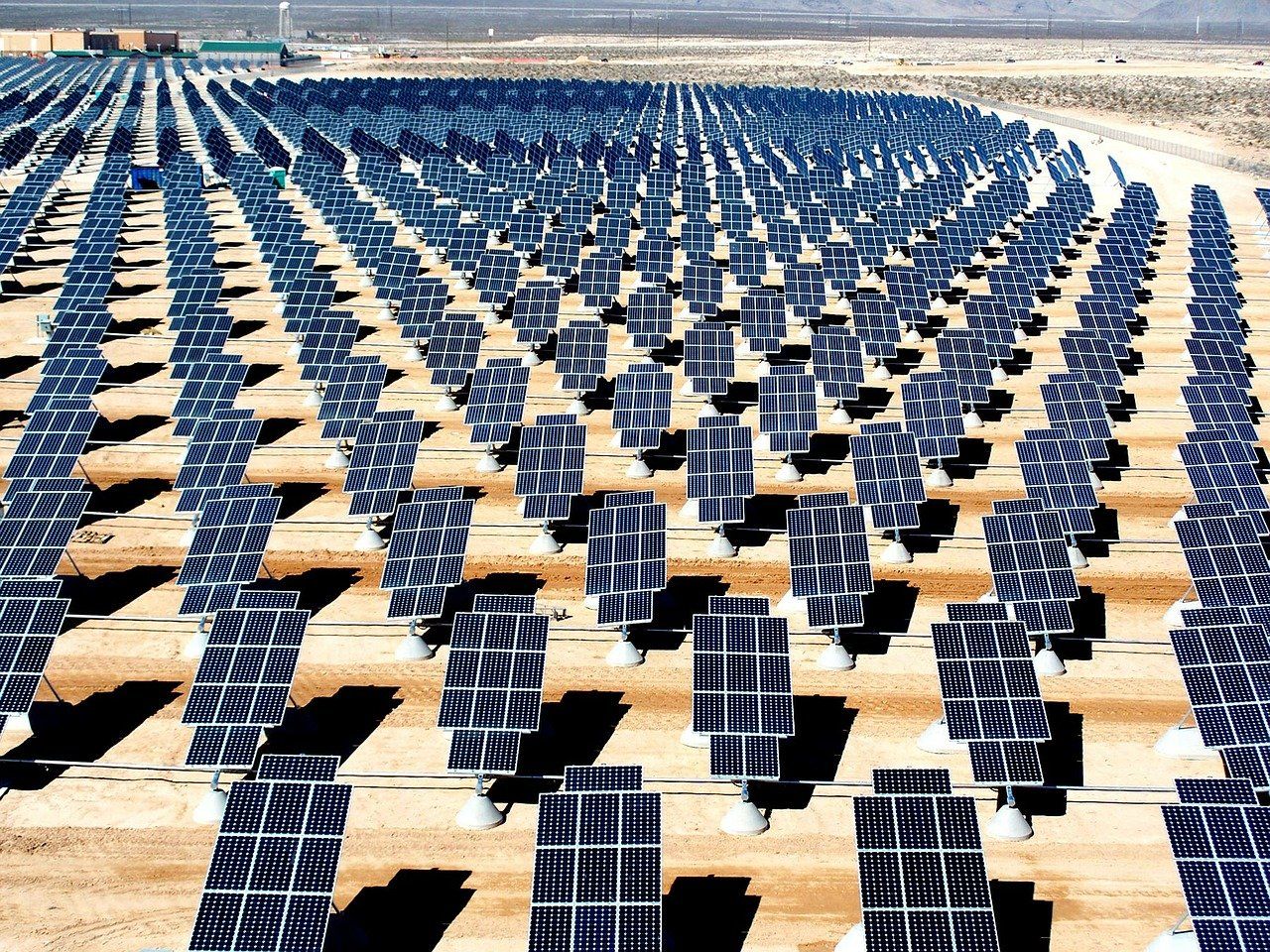 Paneles generadores energía fotovoltaica / Foto: David Mark - Pixabay