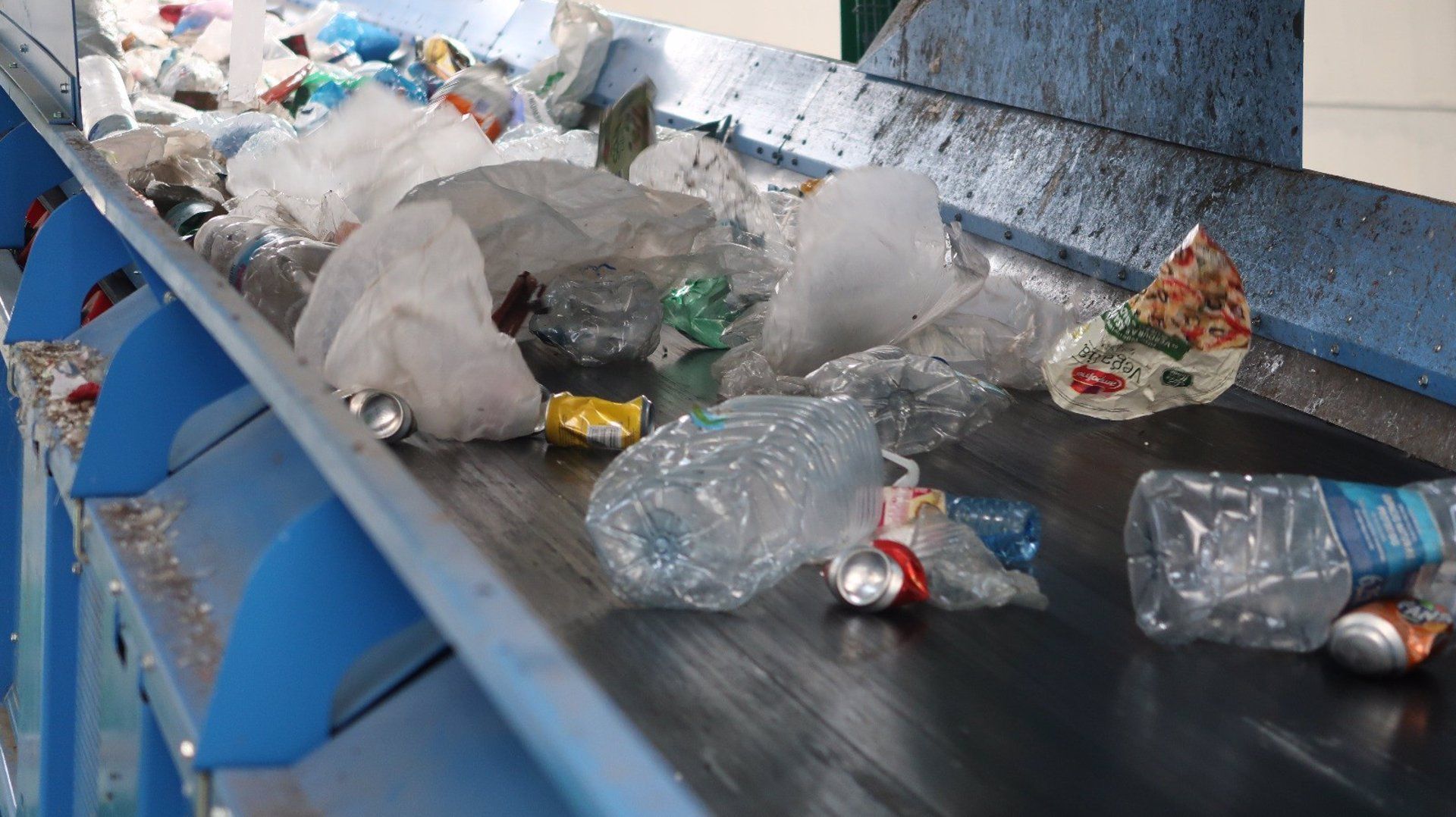 Correa de transmisión con plásticos desechables / Foto: EP