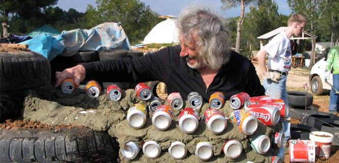 Reynolds levantando una casa con paredes de latas de aluminio / Foto: Garbage Warrior - Oliver Hodge