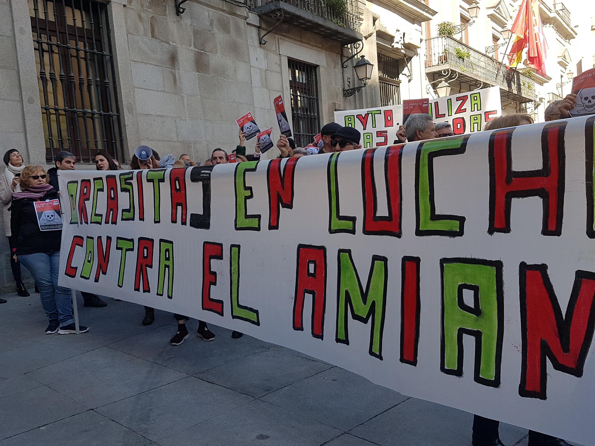 Vecinos del barrio de Orcasitas (Madrid) se manifiestan contra el amianto  / Foto: EP