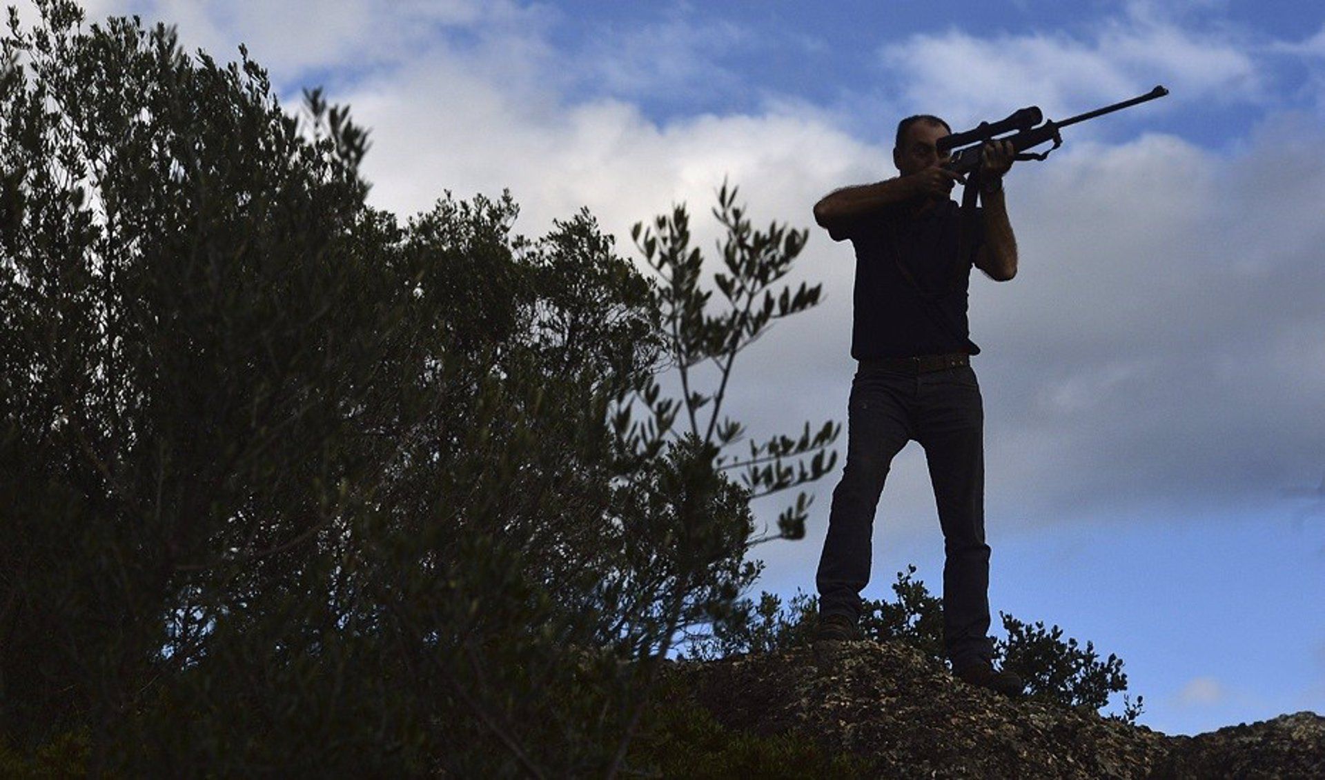 Un cazador apunta con un rifle o escopeta de caza / Foto: EP