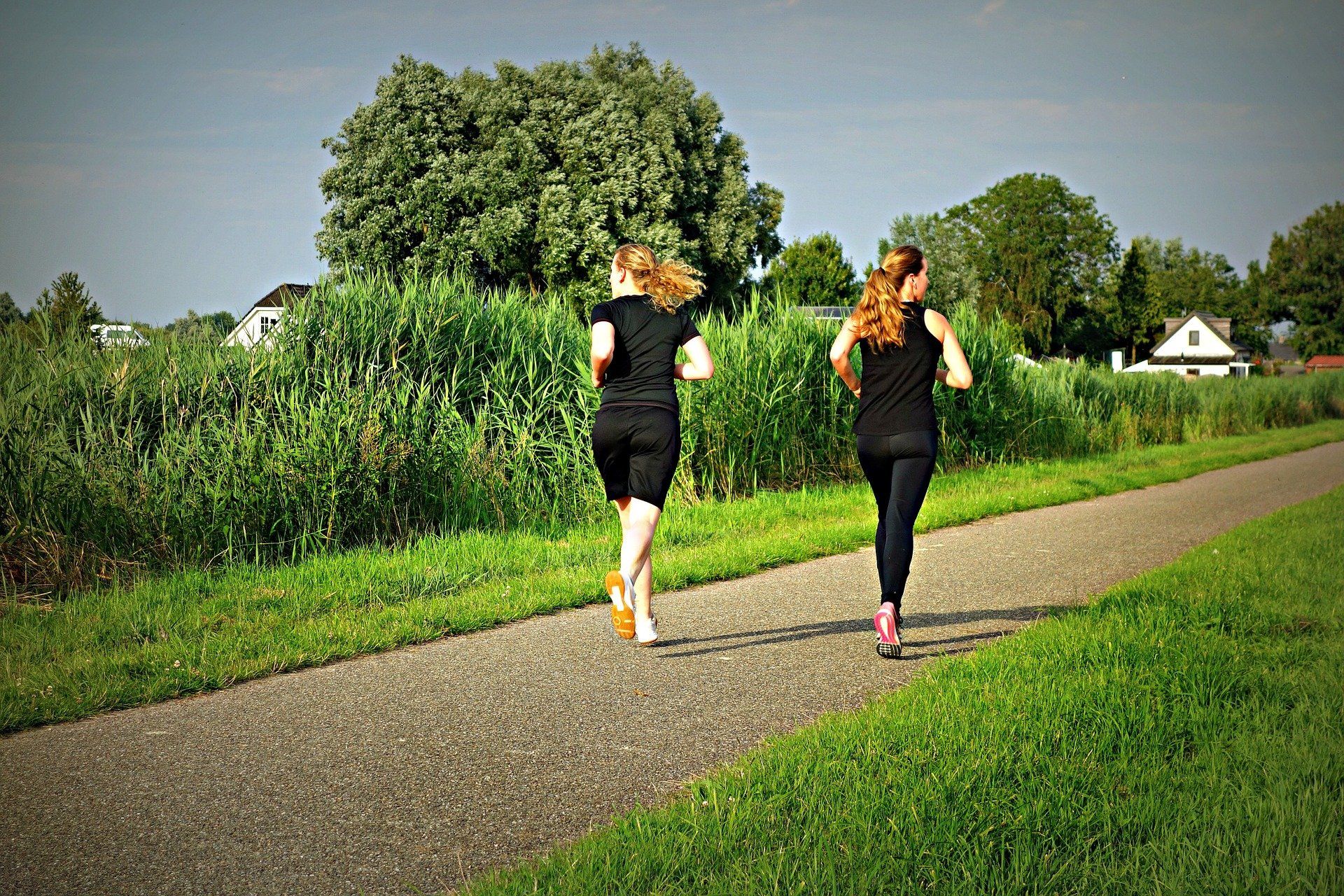 Dos personas llevan a cabo ejercicio físico lo que puede implicar quemar calorías / Foto: Pixabay