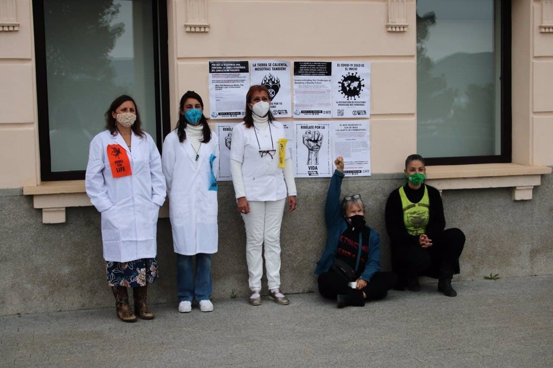 Participan en una de las acciones internacionales de Scientist Rebellion. Científicos y activistas alertan en las universidades / Foto: EP