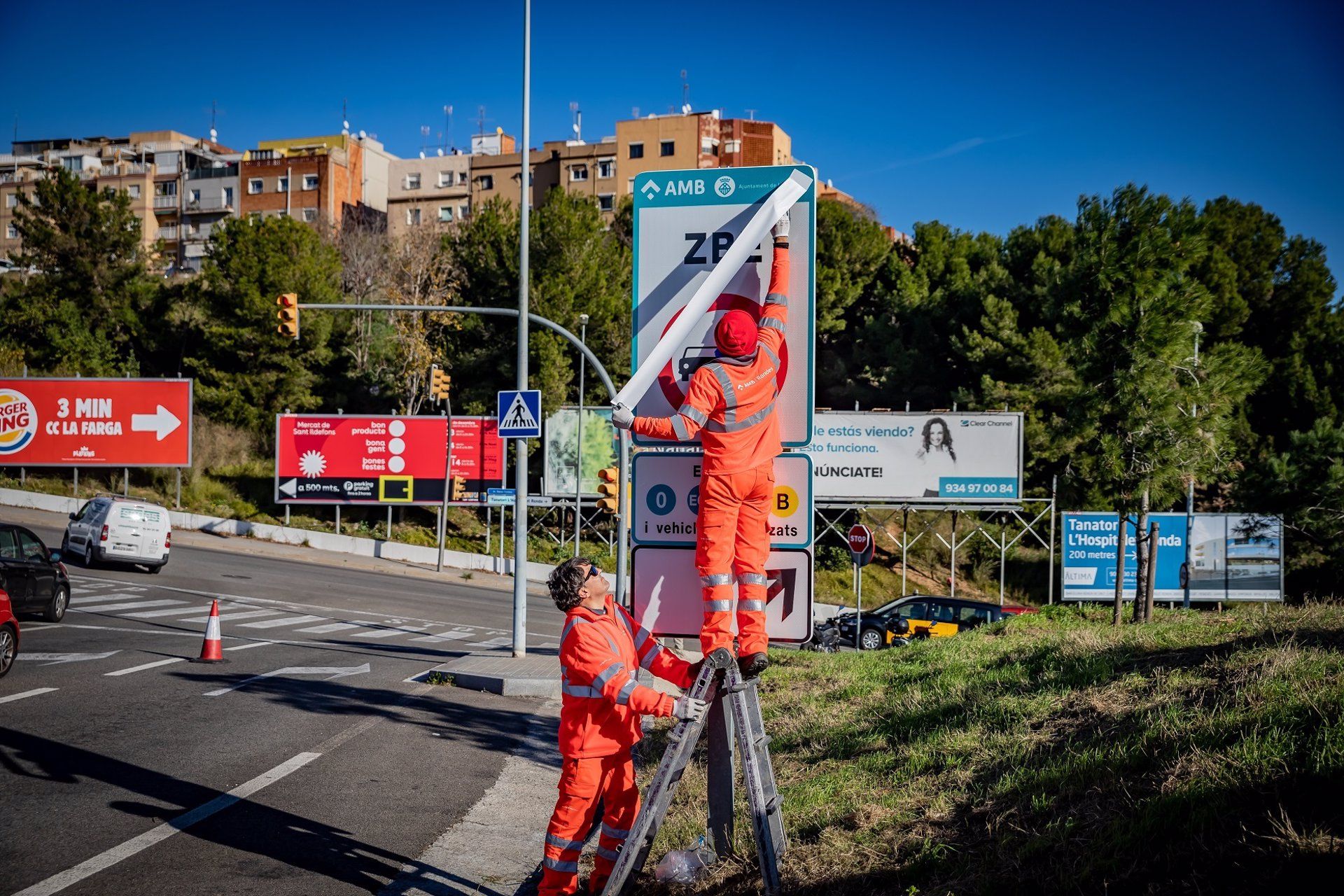 Operarios instalando las señales de tráfico definitivas de la zona de bajas emisiones Rondas BCN / Foto: EP