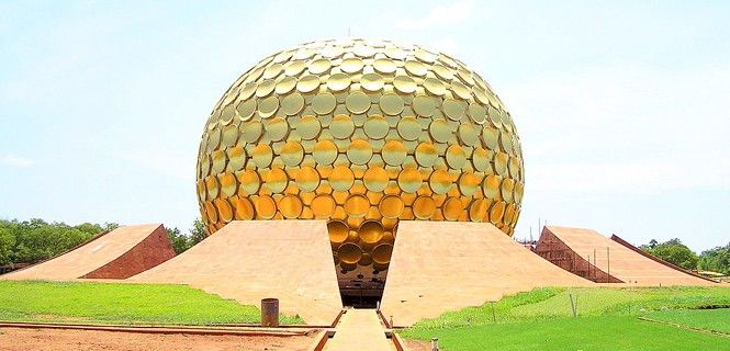 El Matrimandir, un edifico esférico metálico situado en el centro de Auroville / Foto: Santoshnc - Wikipedia