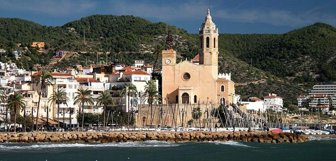 El núcleo histórico de Sitges visto desde el mar/ Foto: Jorge Franganillo - Wikipedia