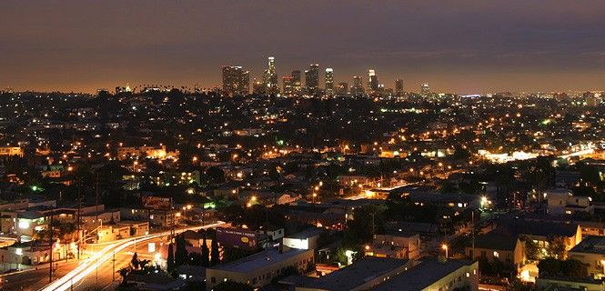 Los Ángeles (California) con el cielo iluminado por la polución en 2001  / Foto: Aaron Logan - Wikipedia