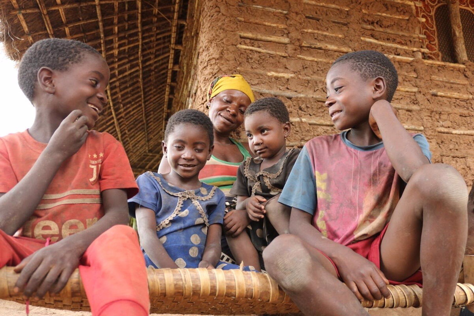 Una madre con sus cuatro hijos, tras el paso del ciclón Kenneth por Mozambique en 2019. Cambio climático / Foto: Save the Children