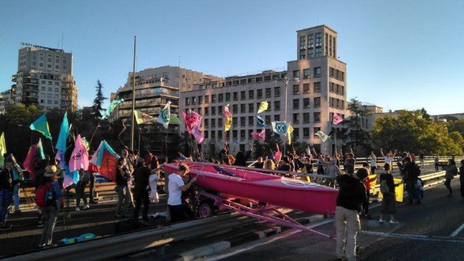 Activistas de Extinction Rebellion cortando el puente de la castellana con la ayuda de una pequena embarcacion / Foto: EP