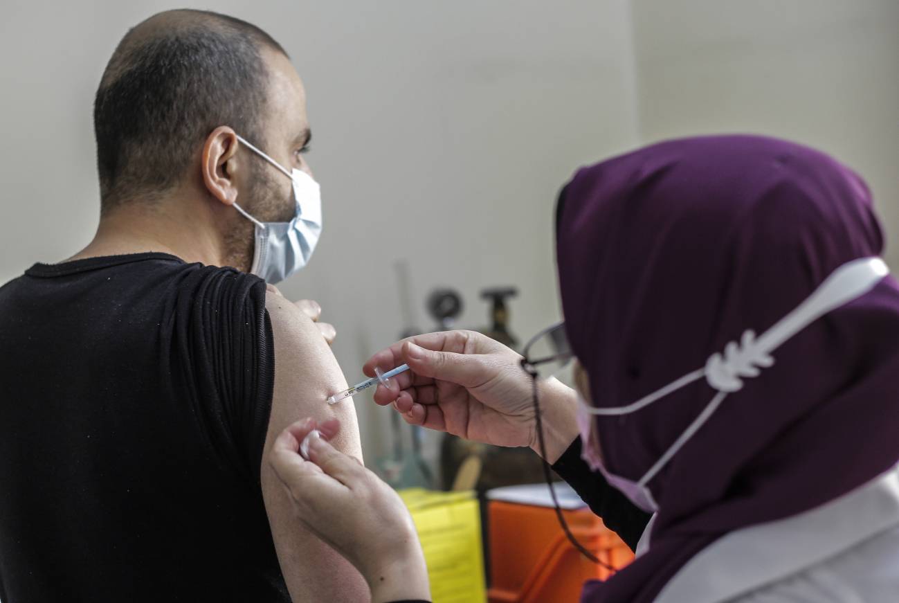 Un ciudadano palestino recibe una dosis de la vacuna rusa contra el coronavirus Sputnik V recibida a través de la iniciativa COVAX / Foto: SINC