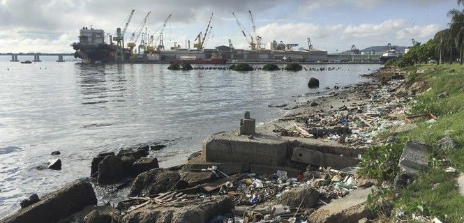Los residuos de todo tipo se acumulan en las orillas de la ensenada carioca. Récord olímpico de contaminación / Foto: pabst_ell