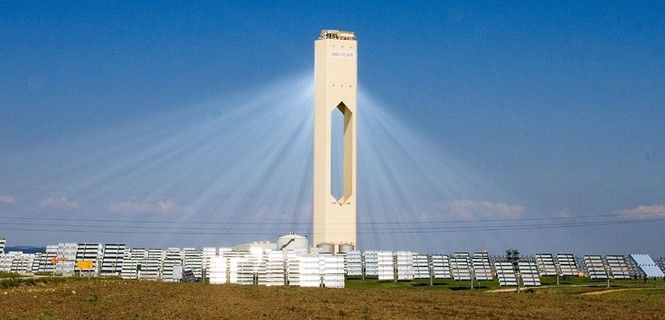 La planta de torre PS10, de 11 MW de potencia, ubicada en Sevilla. Energía solar / Foto: Afloresm - Wikipedia