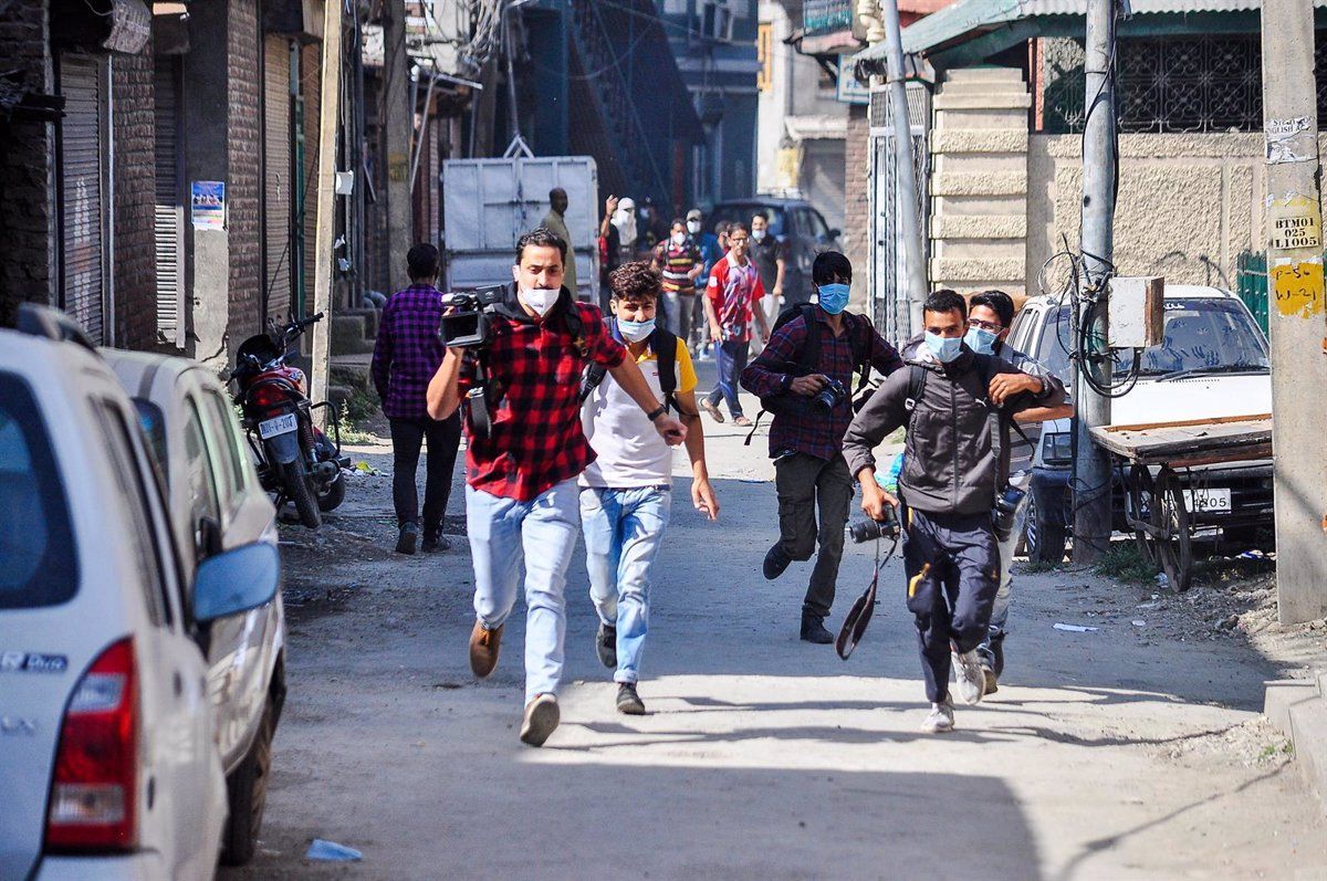 Grupo de periodistas corre durante los enfrentamientos en recientes manifestaciones en Cachemira por la muerte de tres personasa a manos de las autoridades de India. Día Mundial de la Libertad de Prensa 2021/ Foto: Saqib Majeed - Zuma Press - EP