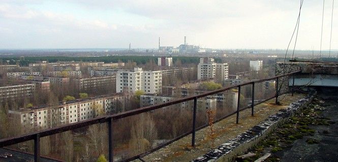 Vista de Chernóbil desde el tejado de un edificio en Prípiat, Ucrania / Foto: Jason Minshull - Wikipedia