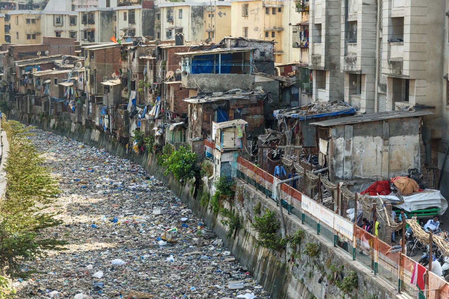 Una calle de la barriada de Dharavi, en Bombay / Foto: ElenaOdareeva, CC BY-SA 2.0