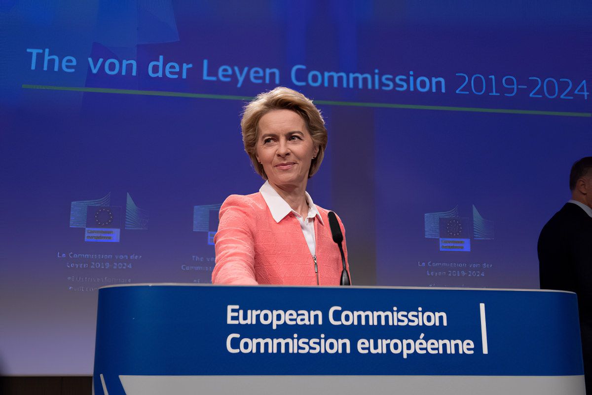 La presidenta de la Comisión Europea, Ursula von der Leyen, asegua que la UE está dispuesta a debatir sobre la suspension de las patentes de las vacunas / Foto: CE