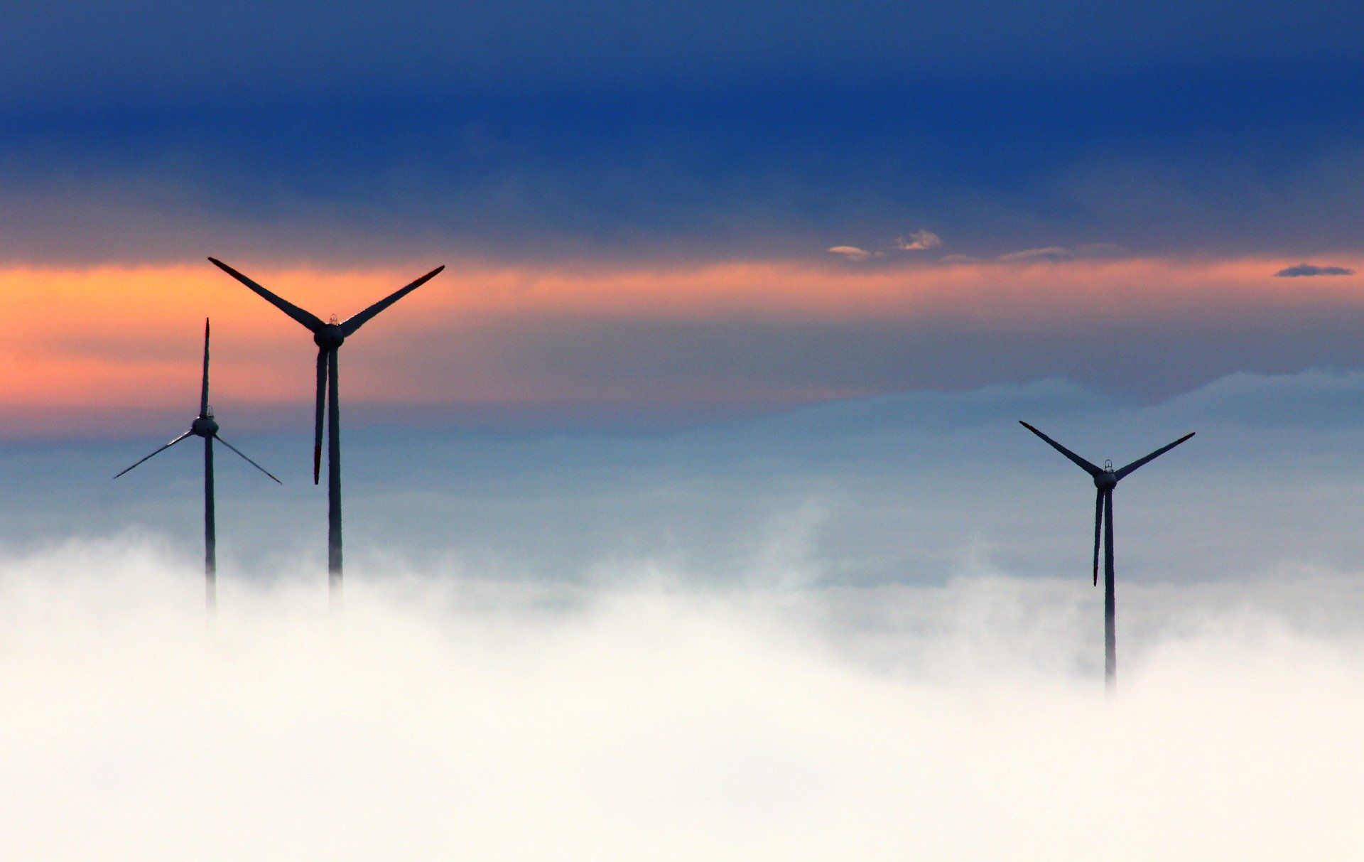 Molinos de viento bajo la niebla.  Fondos de recuperación de la UE Next Generation / Foto: Oim Heidi - Pixabay