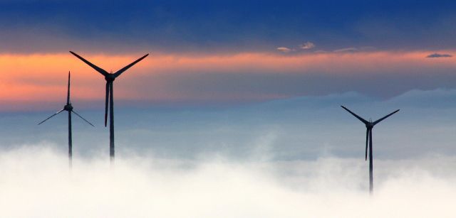Molinos de viento bajo la niebla.Fondos de recuperación de la UE Next Generation / Foto: Oim Heidi - Pixabay