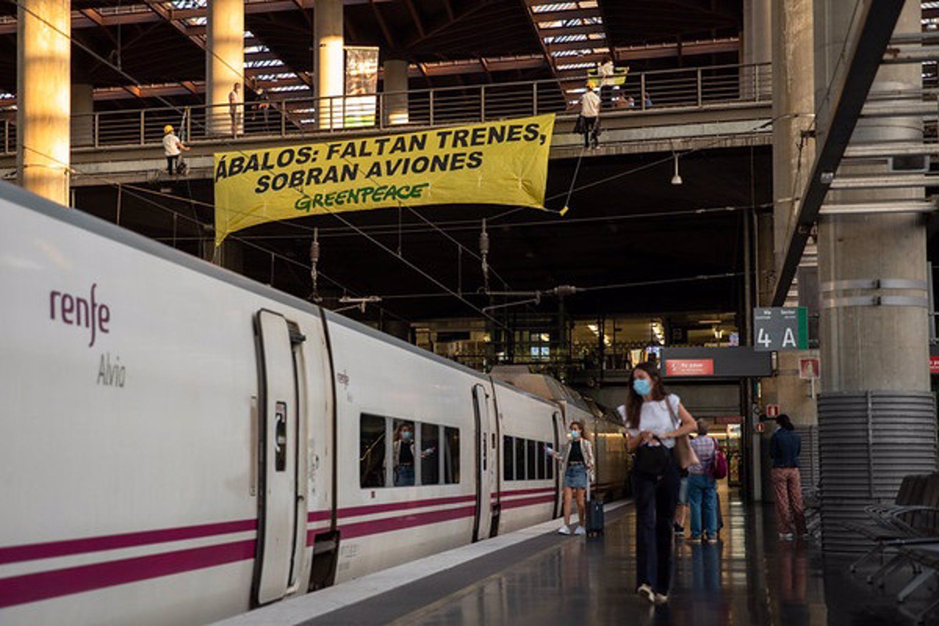 Acción de Greenpeace para solicitar nuevos trenes de alta velocidad de bajo precio / Foto: EP