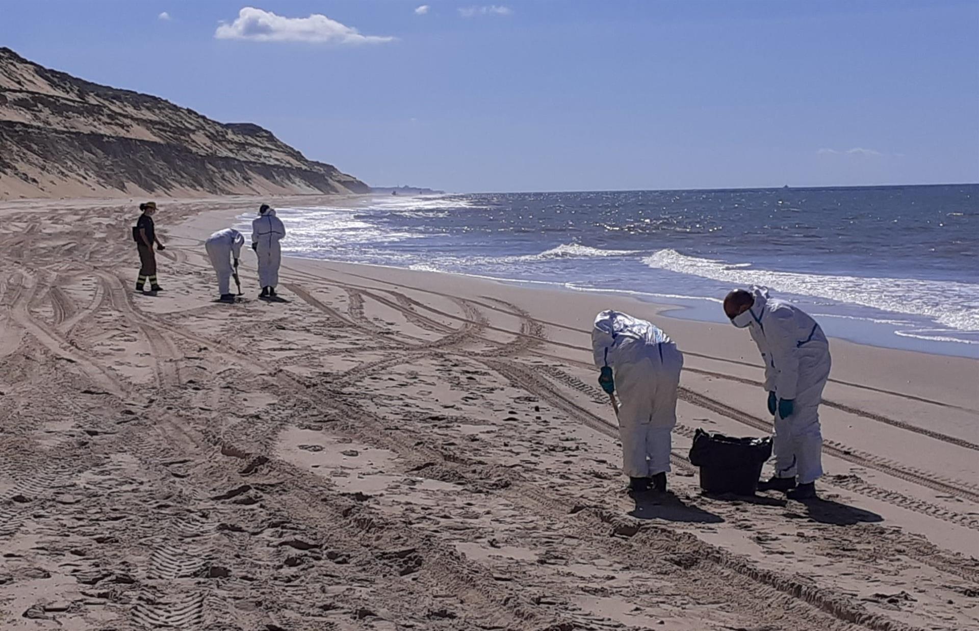 Equipos de recogida de los restos del vertido de hidrocarburos trabajan en la zona de Matalascañas, Huelva / Foto: EP