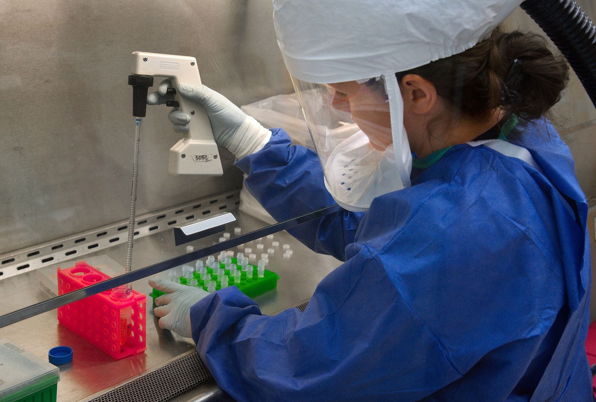Investigadora trabajando en el desarrollo de la vacuna. Suspender las patentes / Foto: Pixabay