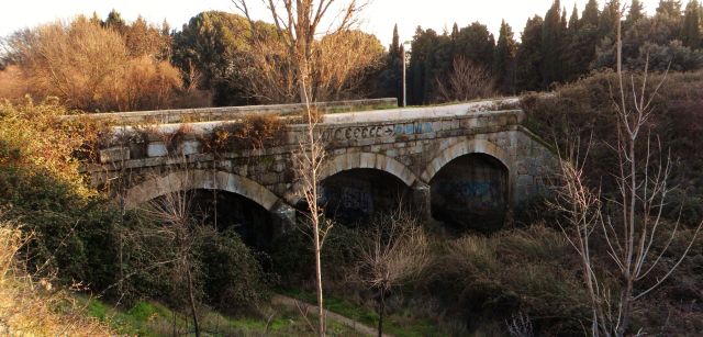 Puente en Villanueva del Pardillo, en elArroyo Palacios envuelto de naturaleza (Comunidad de Madrid) / Foto: Wikimedia