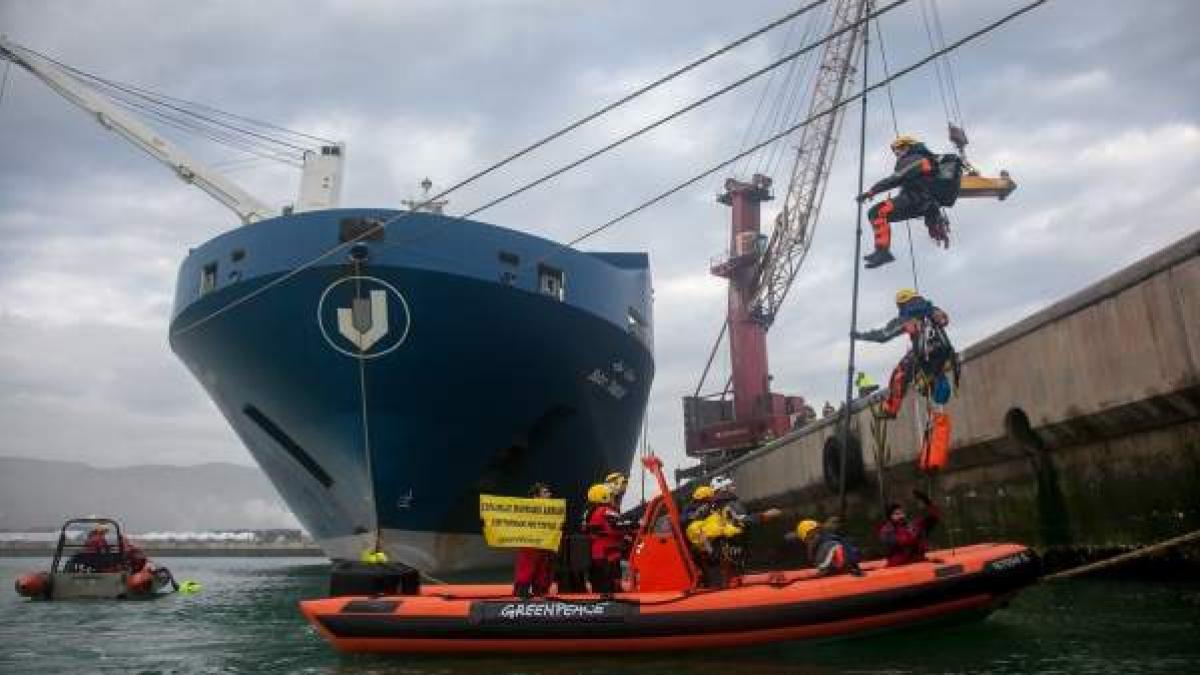 Protesta pacífica de Greenpeace en el puerto de Bilbao contra el comercio ilegal de armas / Foto: Greenpeace