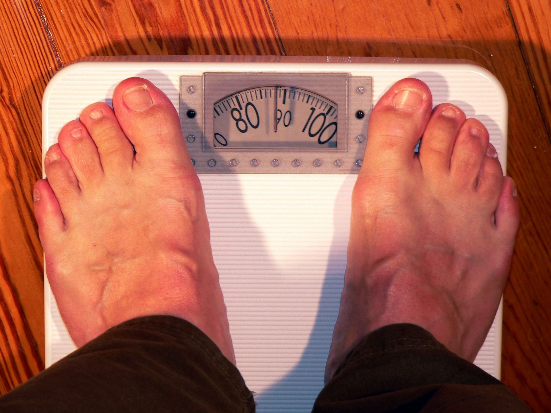 Una báscula marca el peso de una persona / Foto: Gerd Altmann - Pixabay