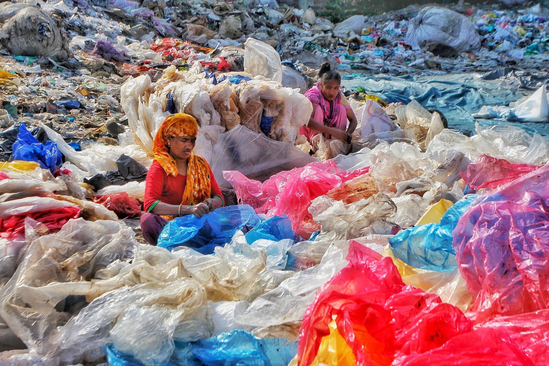 El tráfico ilegal de residuos plásticos, genera un mercado de más de 50.000 millones de dólares / Foto:  Maruf Rahman - Pixabay